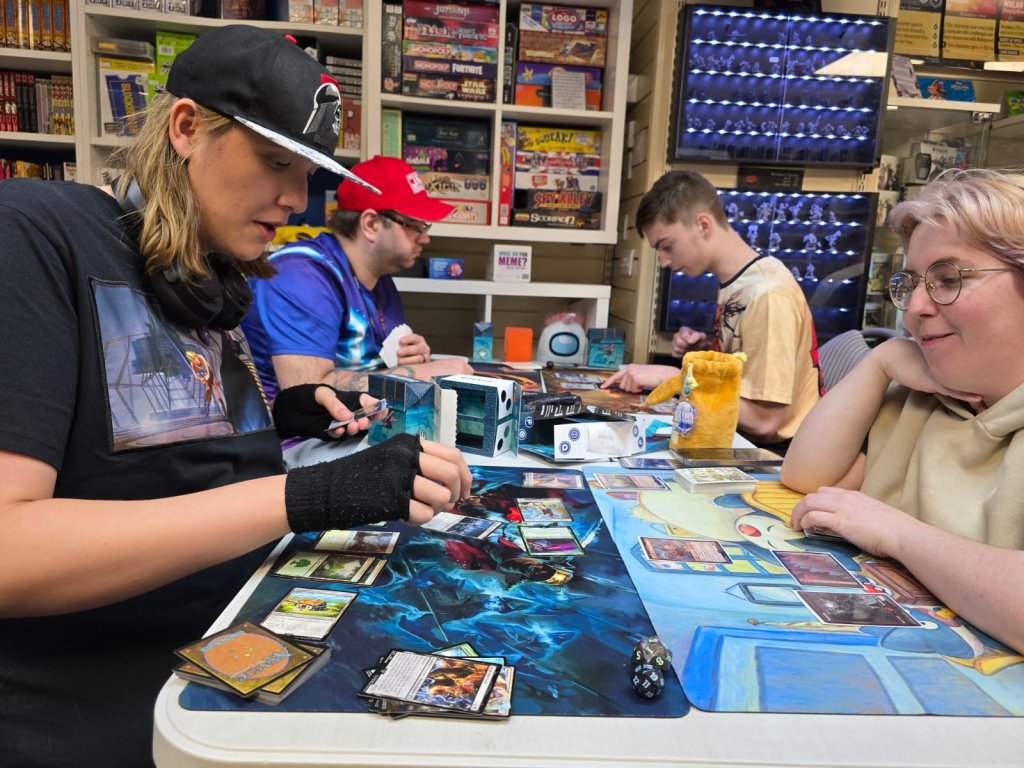 Another 4 contestants getting to grips with their new Final fantasy decks.